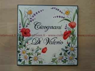 cod.art: nc38 - Mattonella in ceramica cm 30x30 con composizione di fiori "Carella" e scritta personalizzata. 